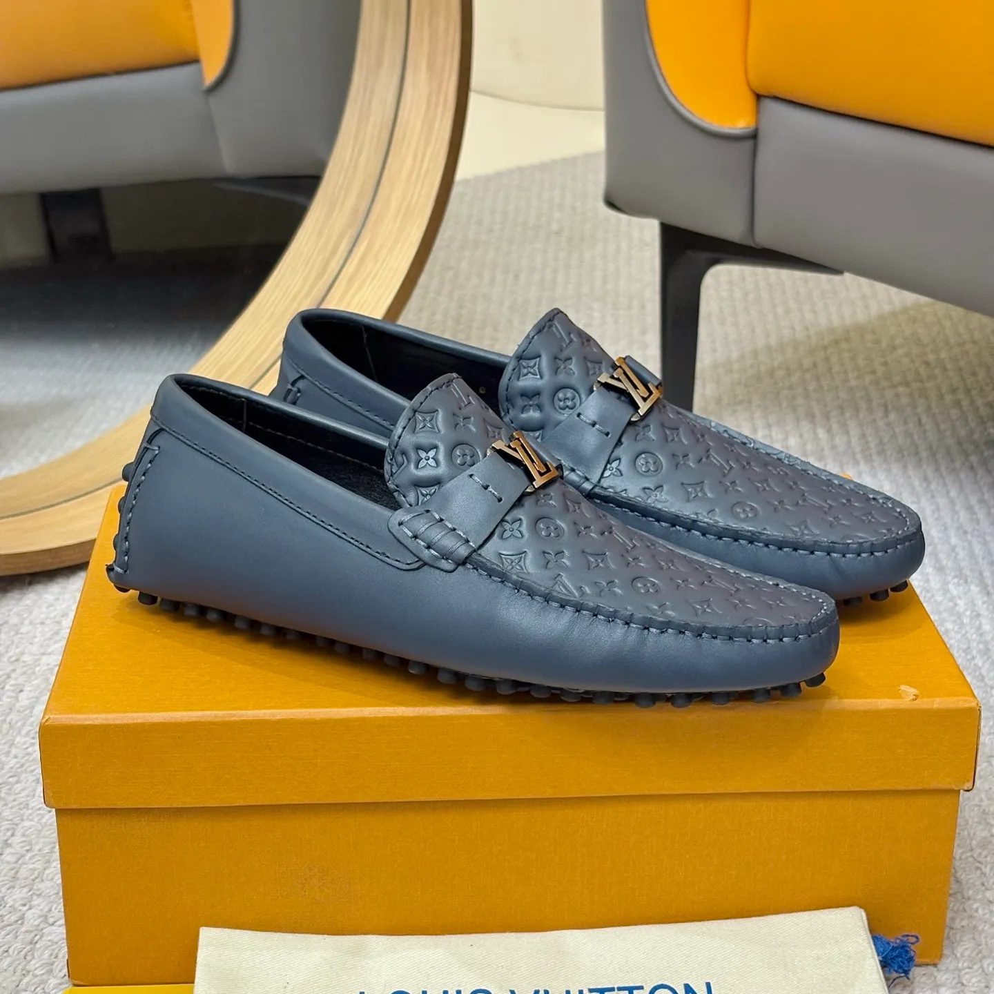 Men's men's shoes 💰420 (Yangli) LV 2⃣️0⃣️2⃣️5️⃣Spring and summer counter GLORIA series models ✈️Original factory special leather production, original last type. A classic driving slip-on casual shoe that shows an elegant style with exquisite craftsmanship details such as Monogram embossing all over the upper🌀Italian imported calfskin fabric Sheepskin foot pads➕Inside～Private mold replica sole Unique style Comfortable driving slip-on Size: 4-12 (38-46) Comes with [Counter packaging: original box, wrapping paper, card, instruction manual, shoehorn, cloth bag] No pressure to enter and leave the counter!